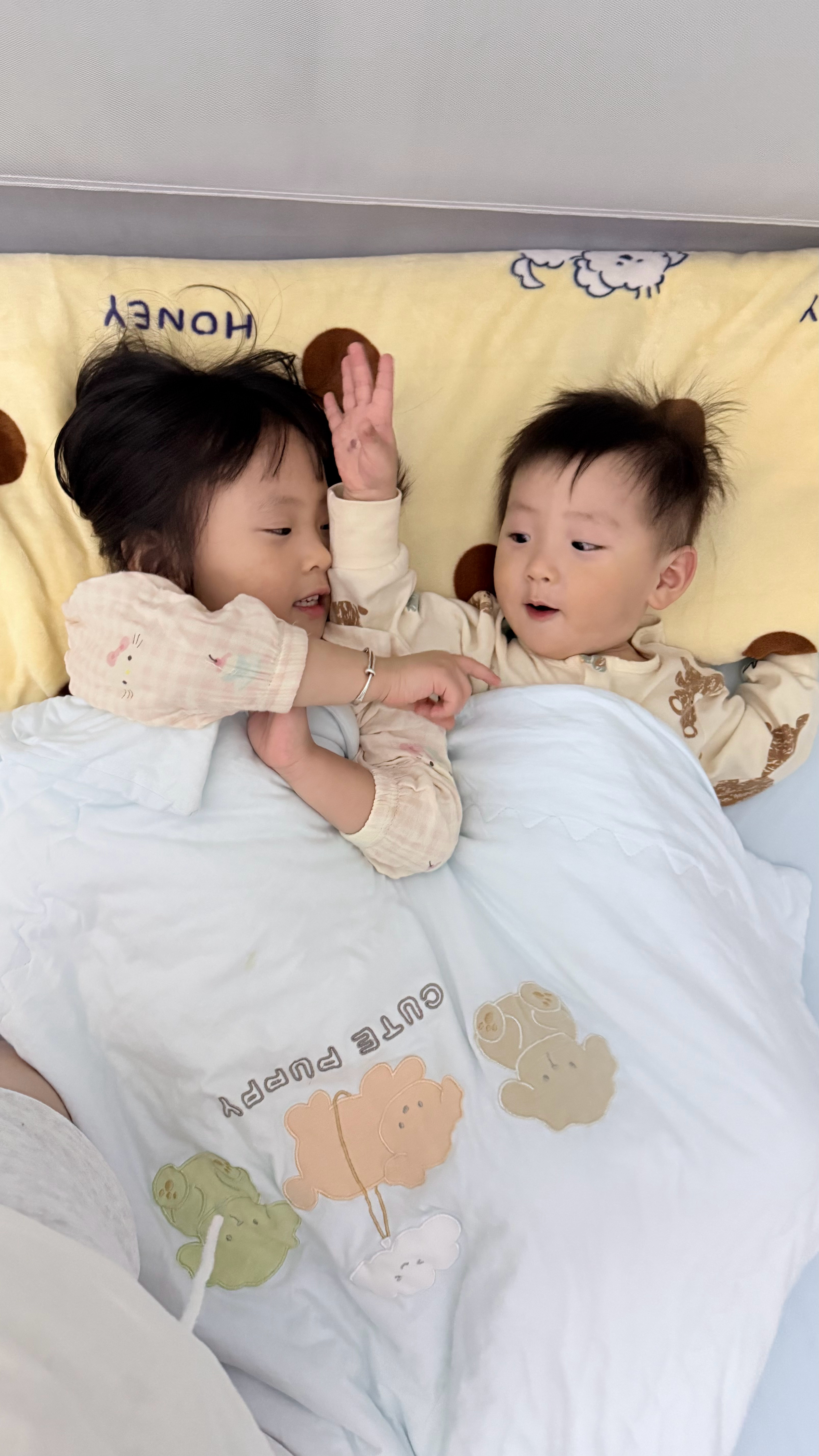 小嘟得逞 今晚又可以跟弟弟睡咯 ​​​