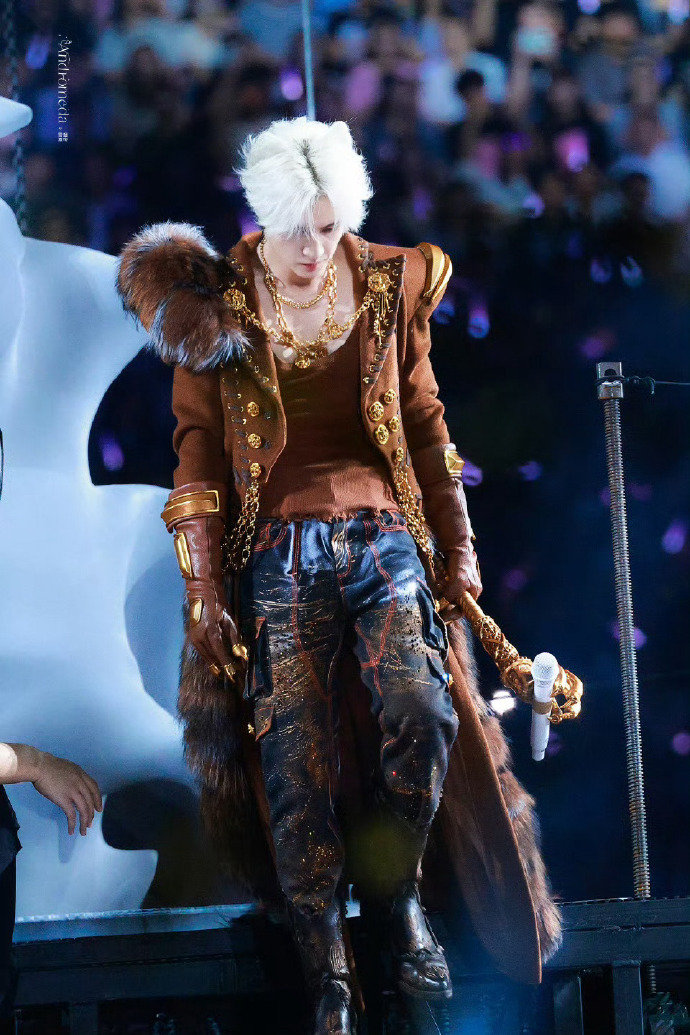 薛之谦白狐耳朵 薛之谦兽耳 啊啊啊薛之谦戴白狐耳朵了！兽耳控狂喜！这个造型也太会