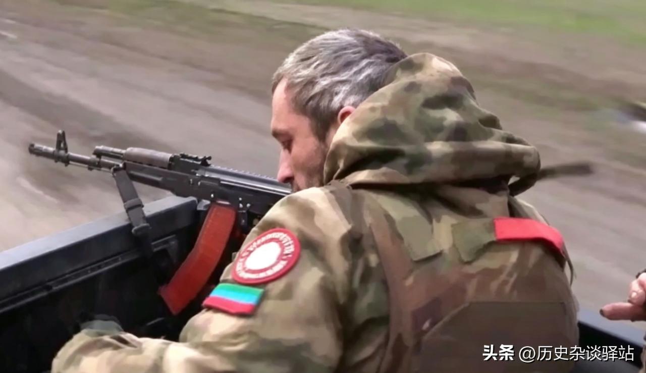 俄乌战场，一名被无人机追逐的士兵，逃命中帽子突然被吹掉，露出了满头白发。

白发