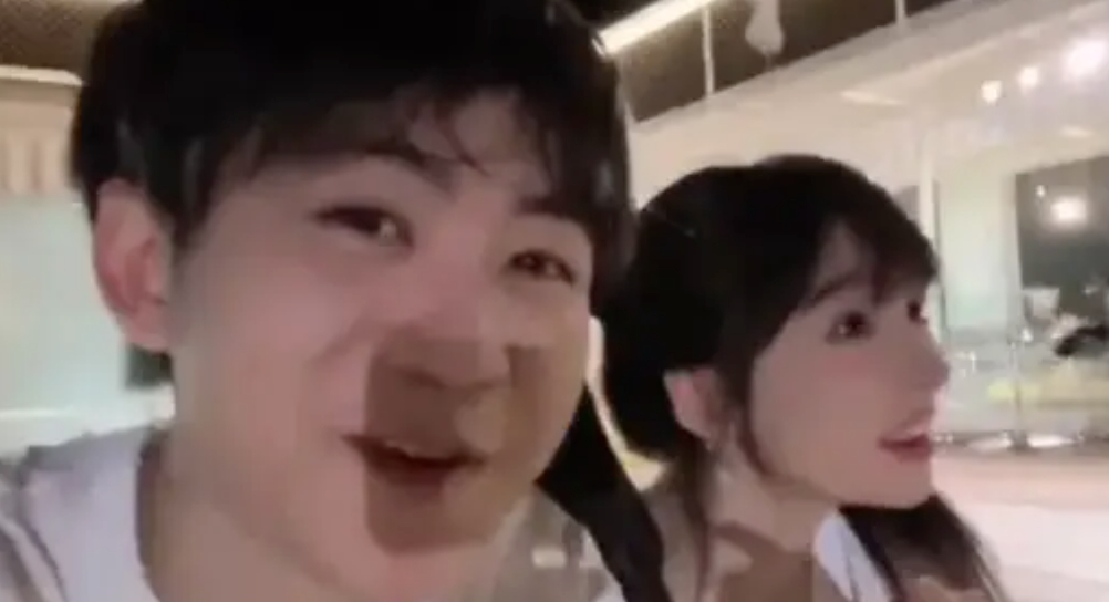 LOL主播王纪超和女友小栗发文分手，女方被骂花完男方钱就跑路，直播说自己29岁了