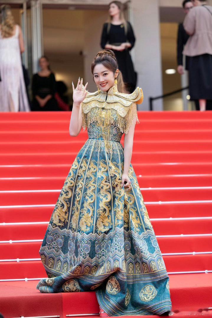 王小玮给外国人一点国风的震撼这也太震撼了！王小玮戛纳首演新歌《英雄》，手脚并用弹
