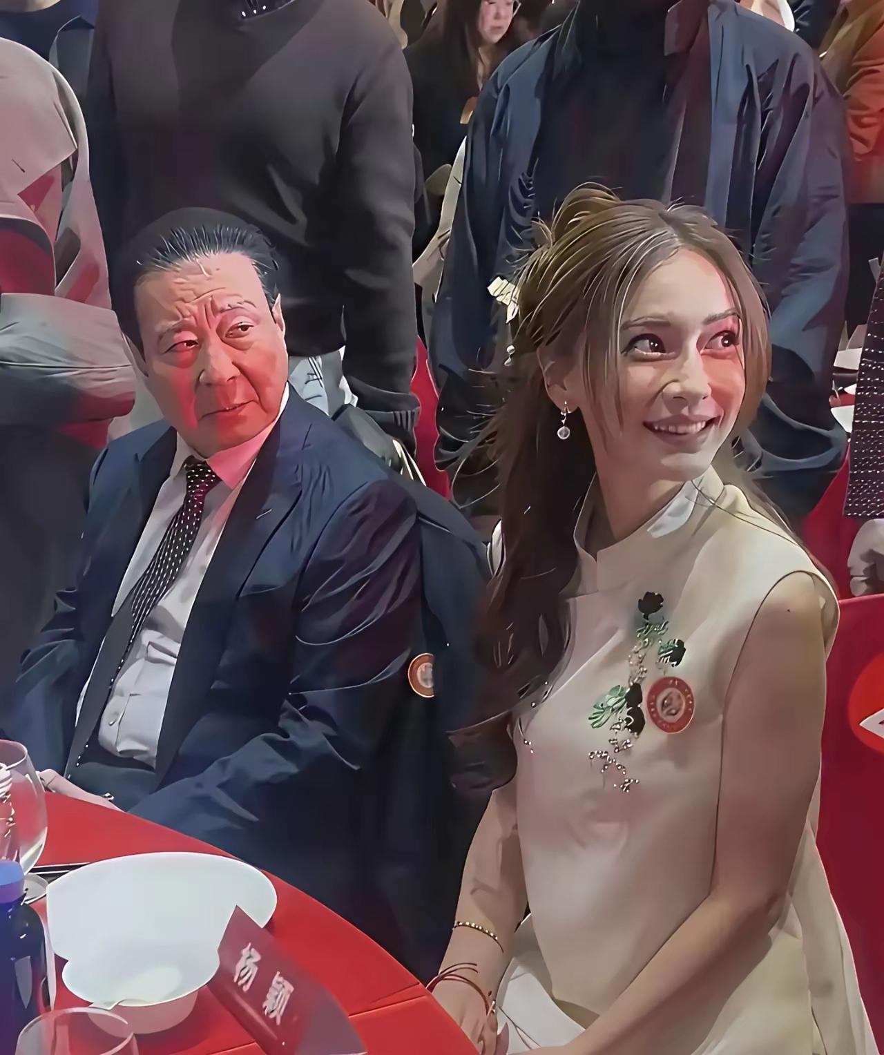 baby
靠婚姻与综艺吃尽红利，却在巅峰期自毁前程，疯马秀彻底翻车，口碑与资源断