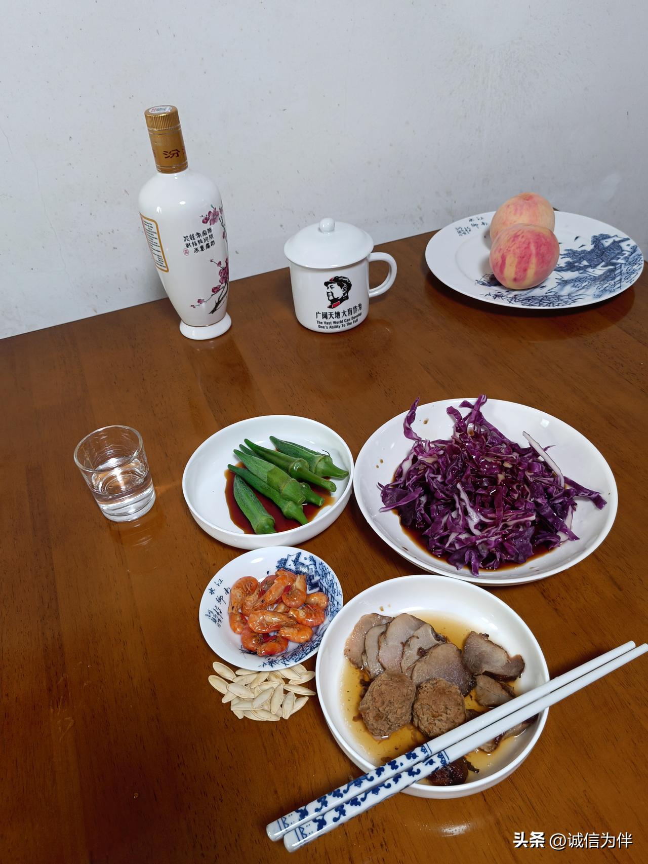 73岁单身老男人的午饭，一盘紫甘蓝，昨天的酱油肉片，外加两个牛肉丸子，六根秋葵，