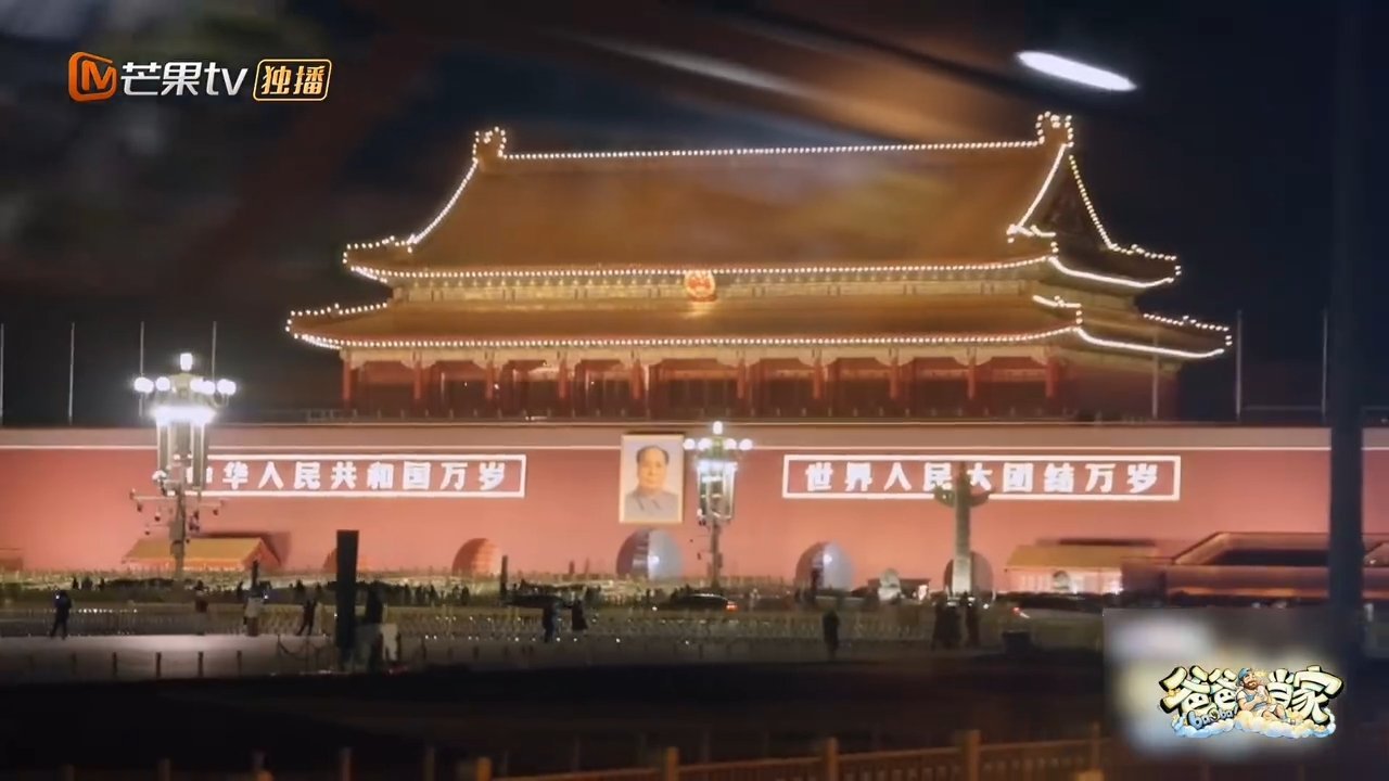 小朋友第一次去北京向天安门敬礼太治愈了！途经天安门城楼，闻闻不用任何人叮嘱，主动