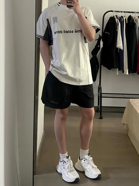 男生夏季穿搭｜白色短袖➕黑色短裤！