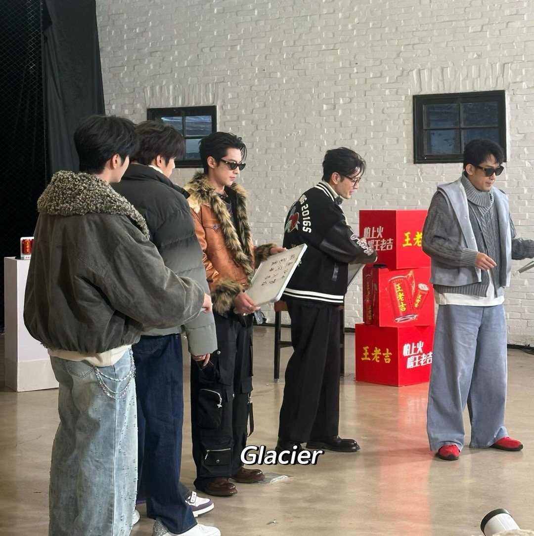 帅得不一般，板子上写着咸鱼飞升星河入梦黑夜告白（cr📕Glacier） 