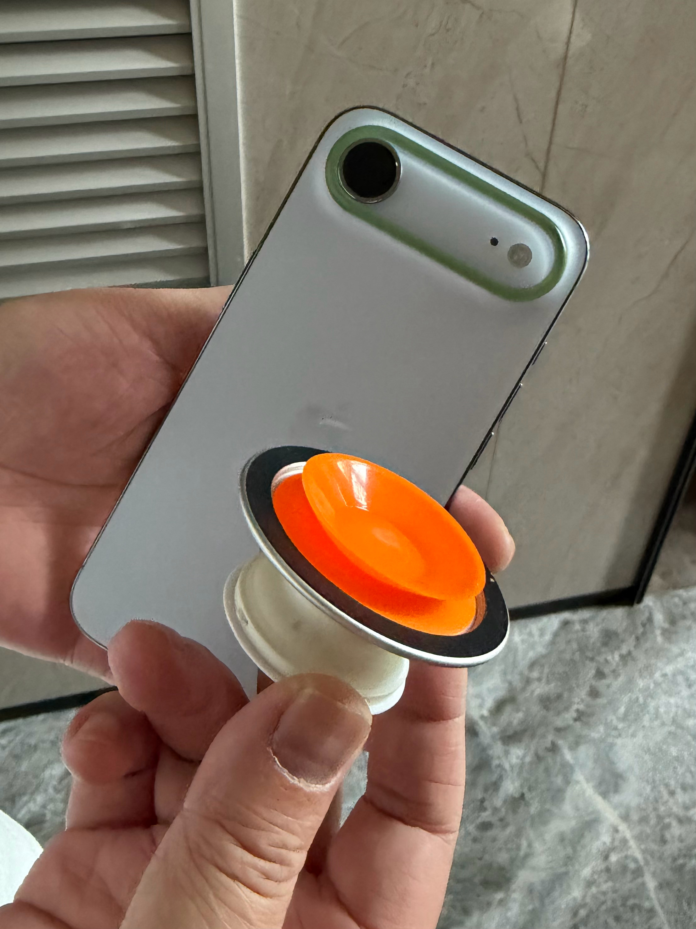 我的 iPhoneAir 越来越裸了我把平嵌磁贴给揭了，然后把磁吸气囊外挂一个吸