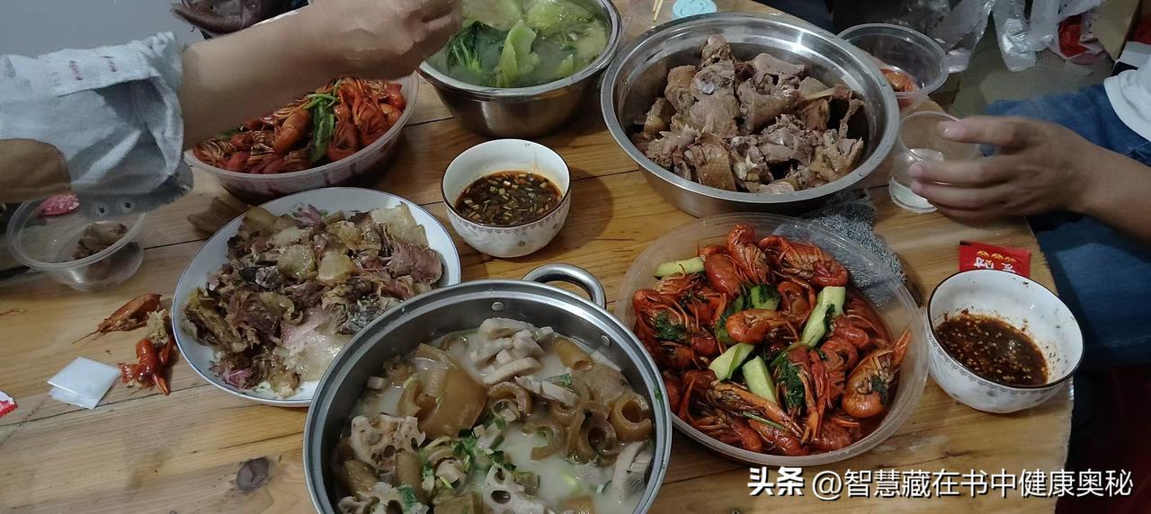 晒晒自己的午餐板鸭，腊肉，大虾，腊猪脚炖海带汤，生菜汤，全是标准的农家菜，天然绿