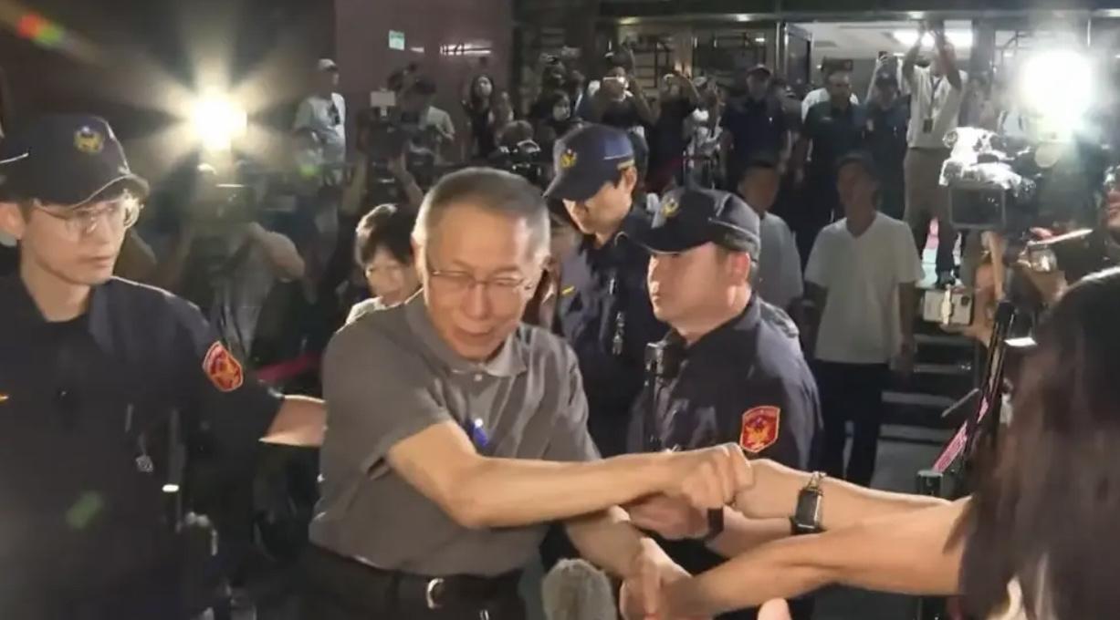 7000万交保“通关”！柯文哲暂时上岸，司法战要熄火还是再燃？台北地院今晚近7点