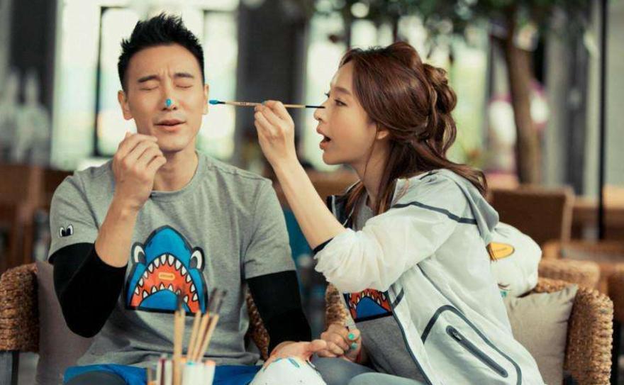 永远不要高估枕边人。

一个男人，42岁，他结婚18年，一直都很顺，很有钱的时候