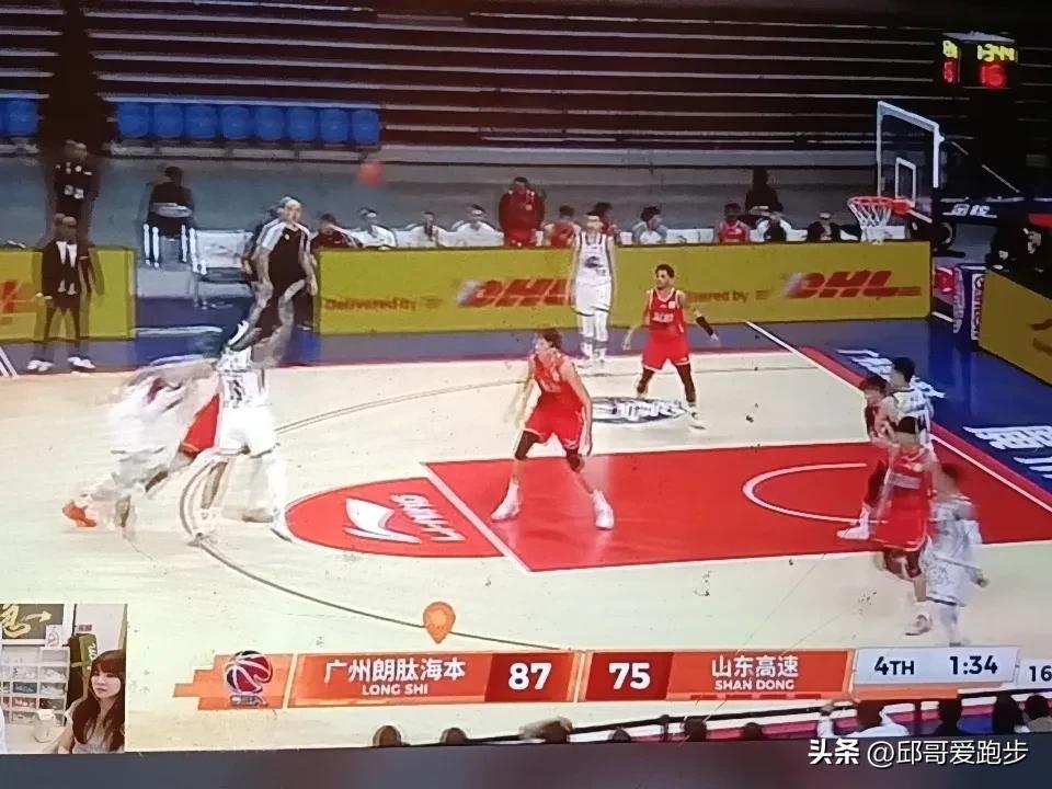 山东末节进攻哑火！
当时比分山东应该落后4分！
先是小高三分不进，
克里斯进攻不