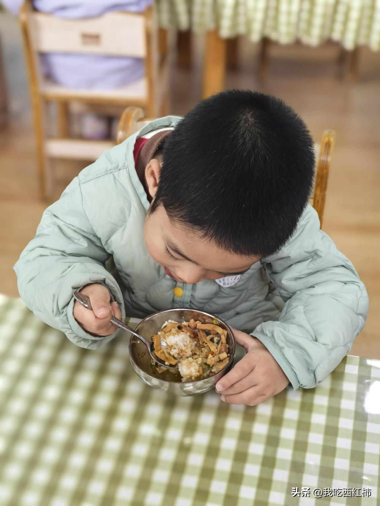 为什么娃在幼儿园很乖，回家就废了
真的要被我家小班娃搞晕了😵‍💫
在幼儿园：