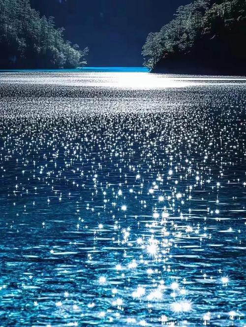 上联：山偷半庭月，请对下联水映满天星