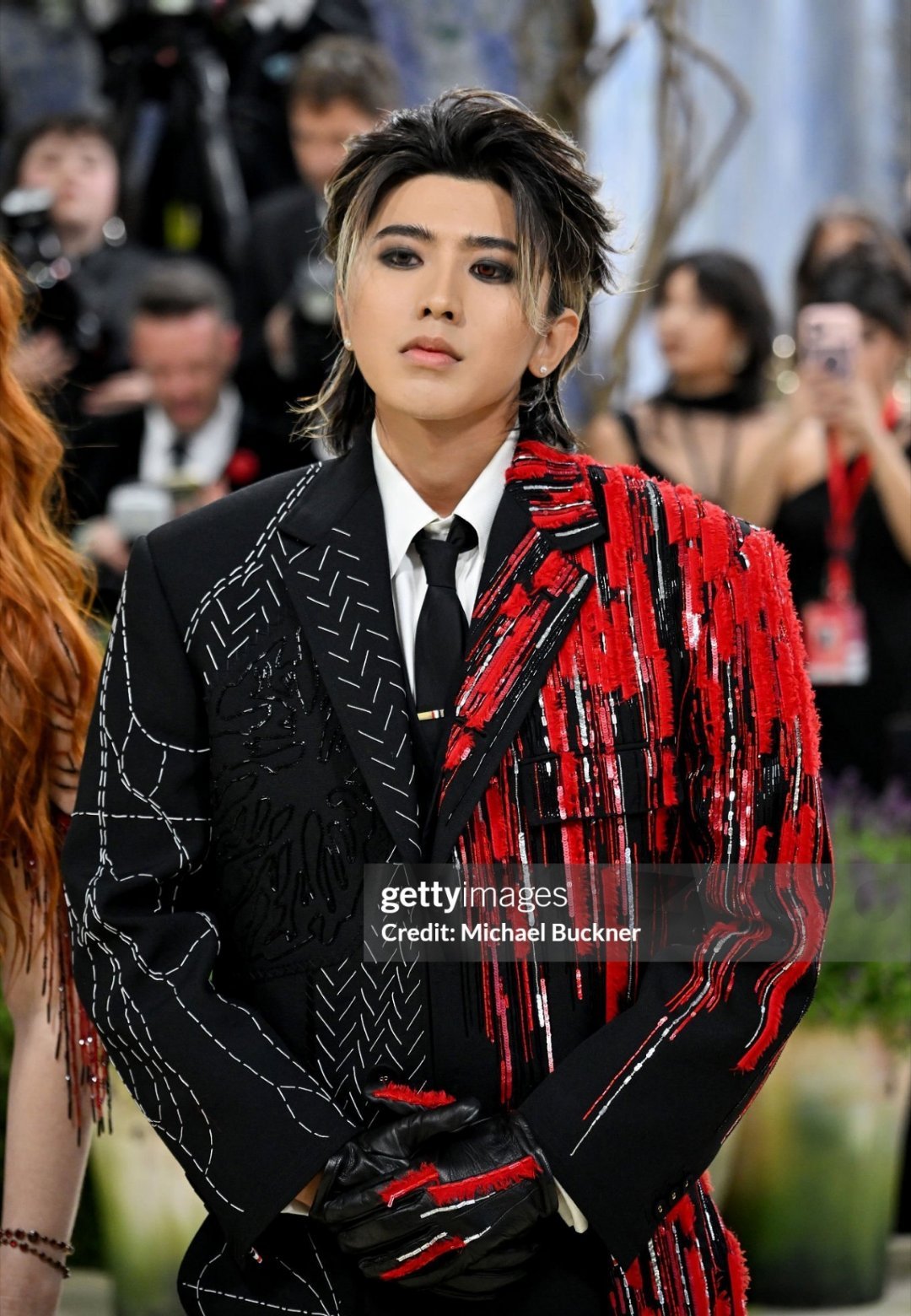 蔡徐坤第二次亮相MetGala红毯，如果说第一次去的的蔡徐坤是神颜王子，那这一次