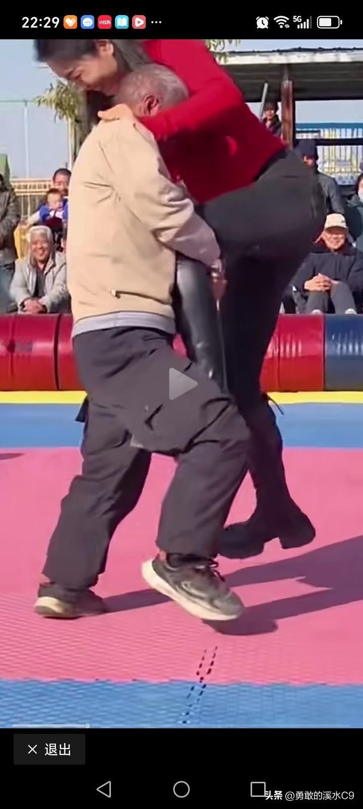 这老六可真是精明到家了！一把年纪还跟女青年比摔跤，怎么算他都不亏。要是输了，就当