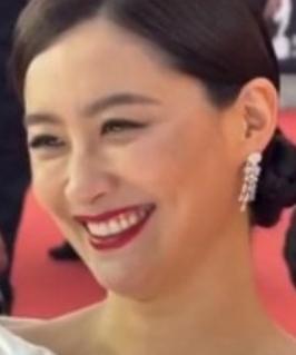 2026年4月19日，44岁的陈法拉亮相第44届香港电影金像奖红毯，其造型与状态