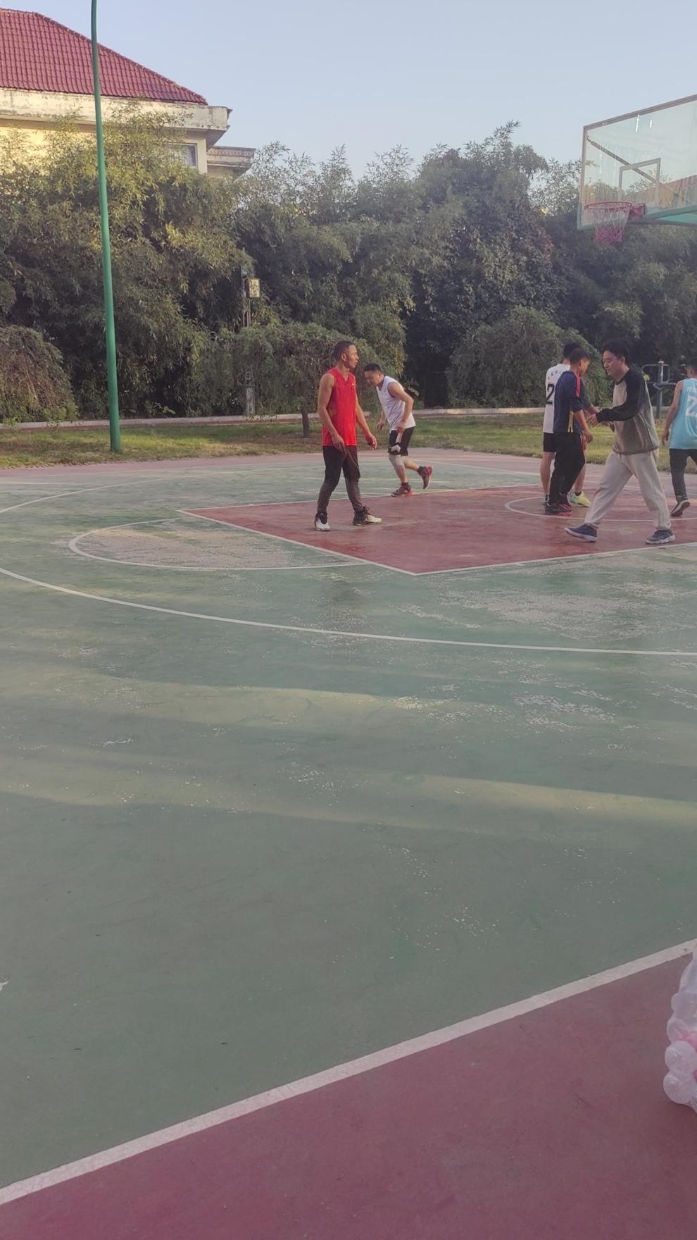 《球场套路深》
球场套路深，假投真要分，
空切如刀锋，直插篮下奔。
队友高举球，