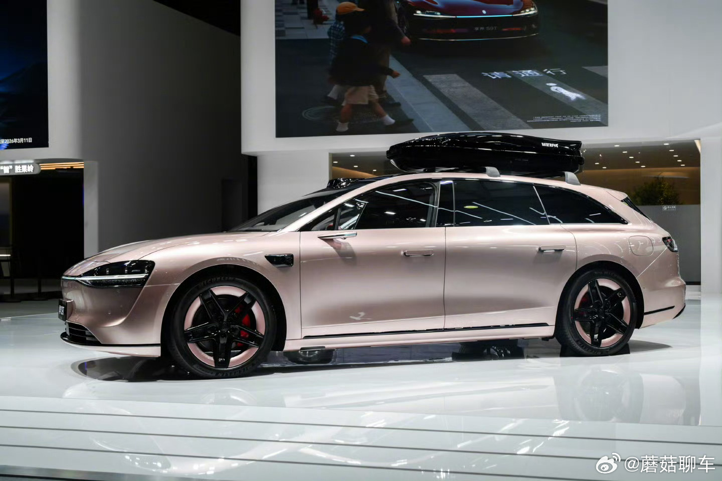 享界粉白新色亮相上海AWE家人们，上海AWE现场享界的新配色星玫粉、月绒白新配色