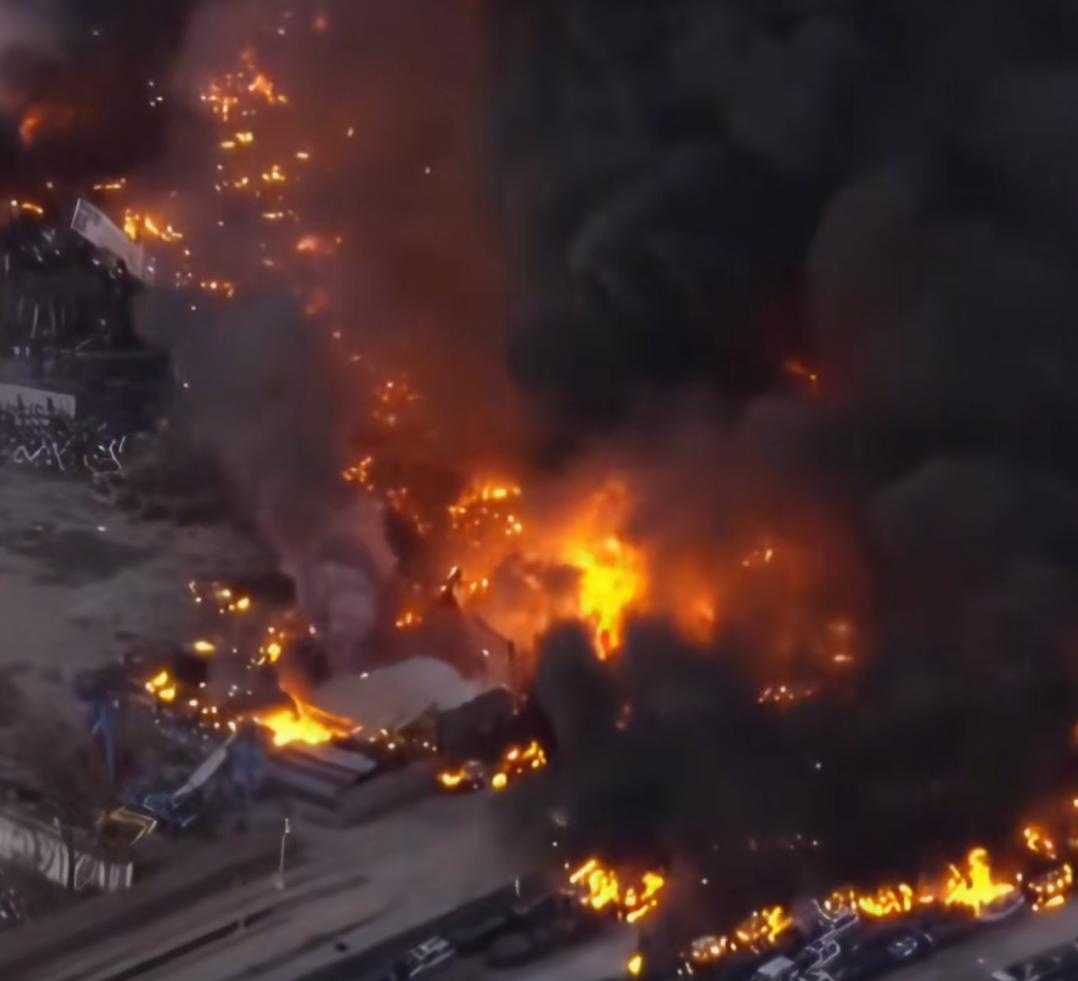 突发，太惨烈了，美国一架飞机坠毁于机场，瞬间爆炸解体，多人死亡！
北京时间11月