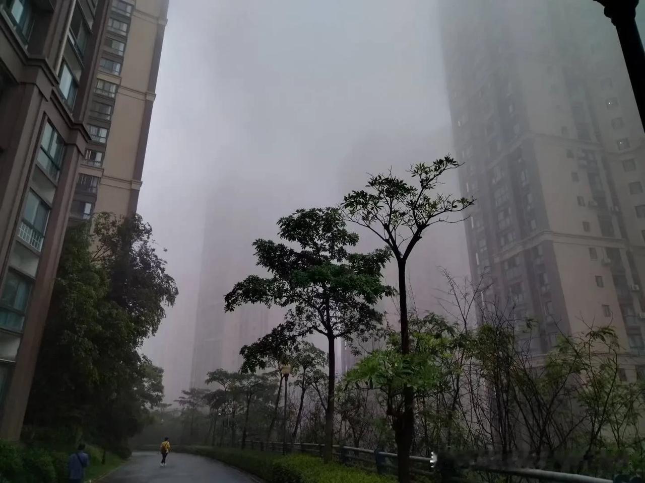 现在有人开始卖房还债了。我住的小区，听物业说有一家人60万就卖掉了120平方的房