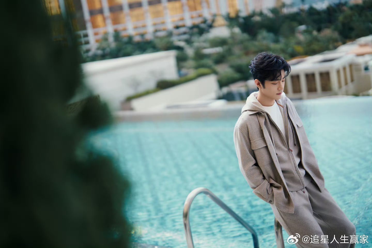 肖战昨日第二套造型 这套用美神形容 好男大好少年