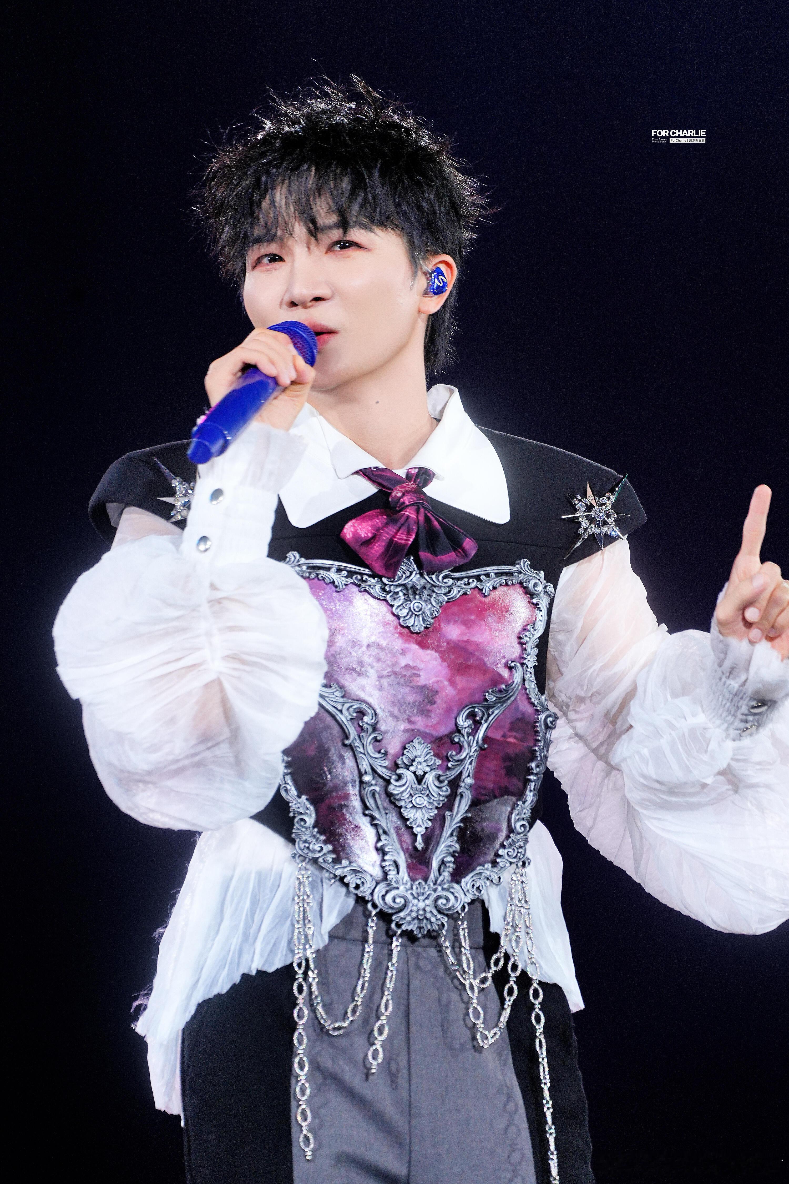 周深代言人定制曲上线周深新歌自己就是自己的光代言人定制曲惊喜感拉满，周深没有嘶吼