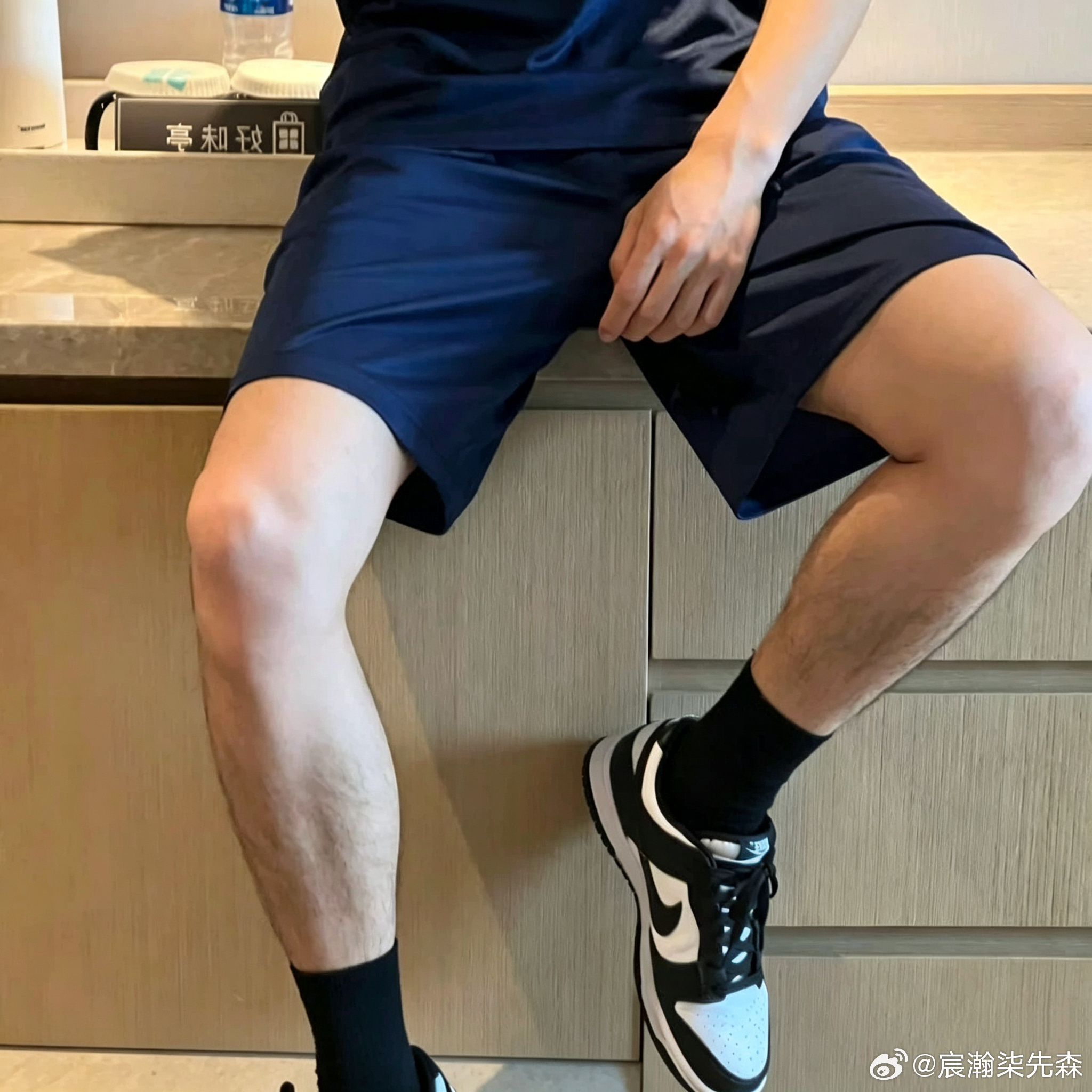 前两天起床突然感觉右肩疼，不是落枕，是抬手肩膀上某个部位疼痛感明显。本以为是活动