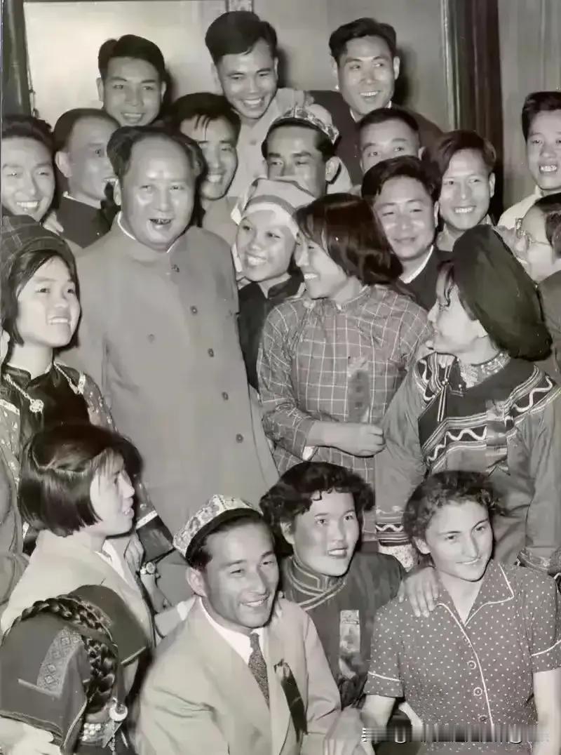 读书笔记：研读《毛泽东年谱》——问与答
问：毛主席被称赞为“新中国的火炬”是什么
