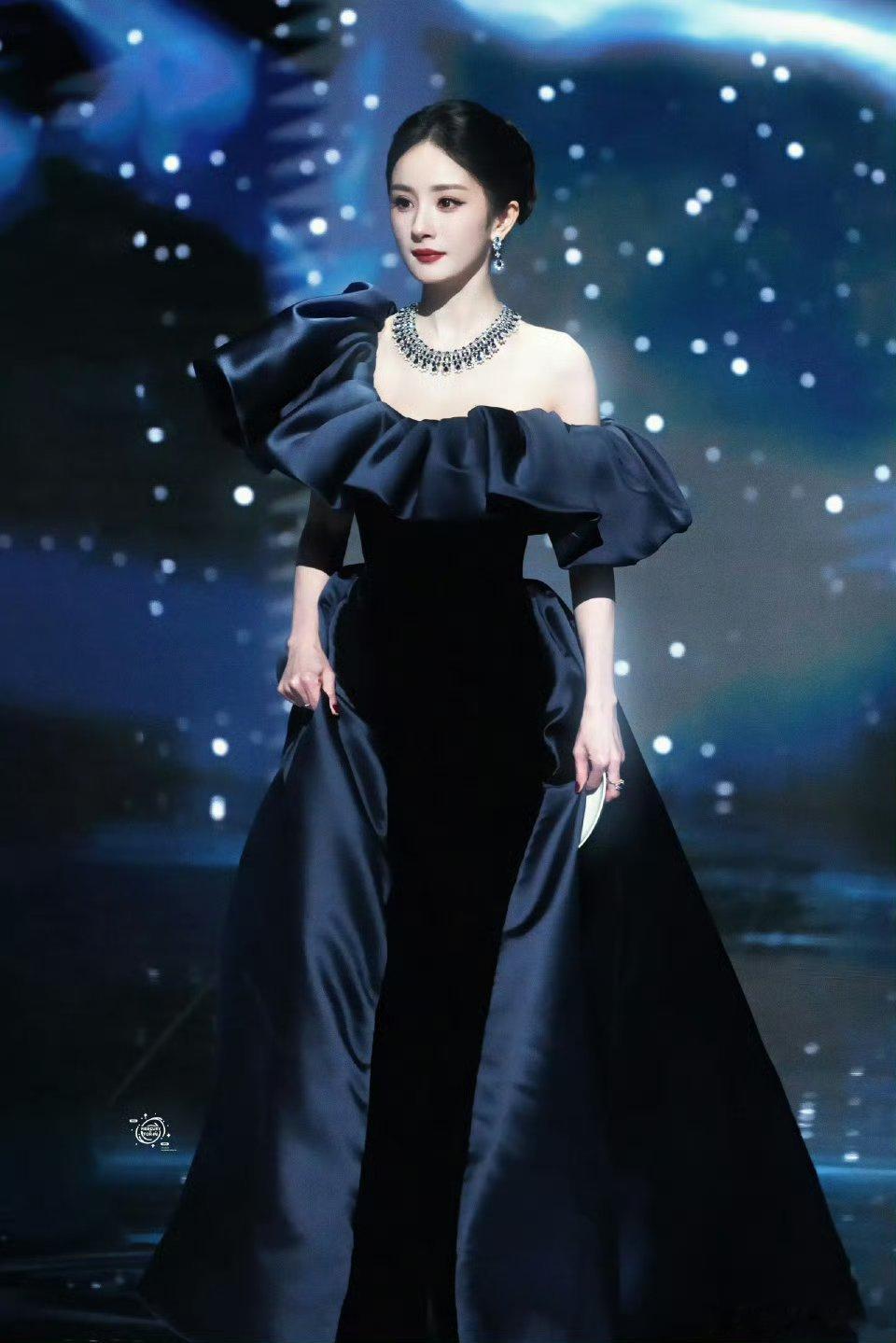 杨幂微博QUEEN  只领属于自己的奖，只坐属于自己的座位，演员杨幂三封微博Qu