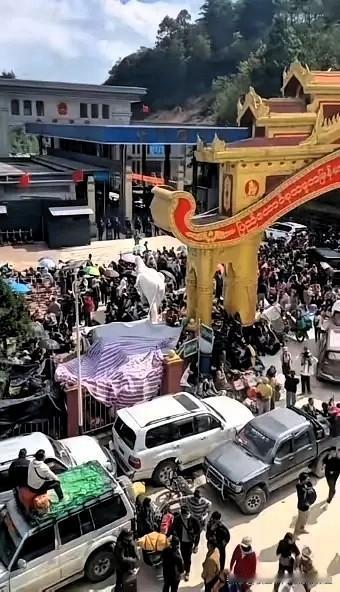 缅甸掸邦最近上演“卡脖子”大戏，掉头！回去！再拉连车都扣！

掸邦发生货车被军方