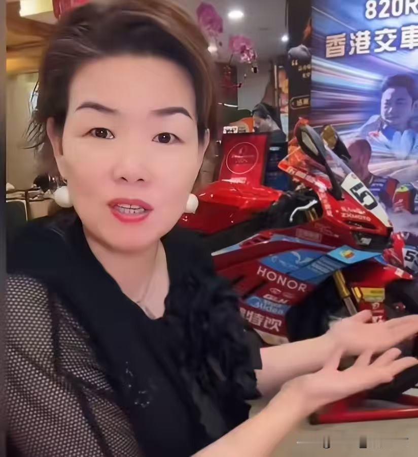 张雪打卡的香港饭店直接火了！老板娘这招“借势营销”简直绝了，妥妥的流量密码啊！