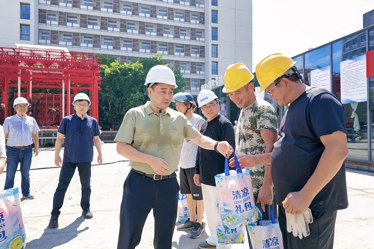 8月3日，南京艺术学院党委书记张志华带队深入校园各改造项目现场，走访慰问暑期坚守