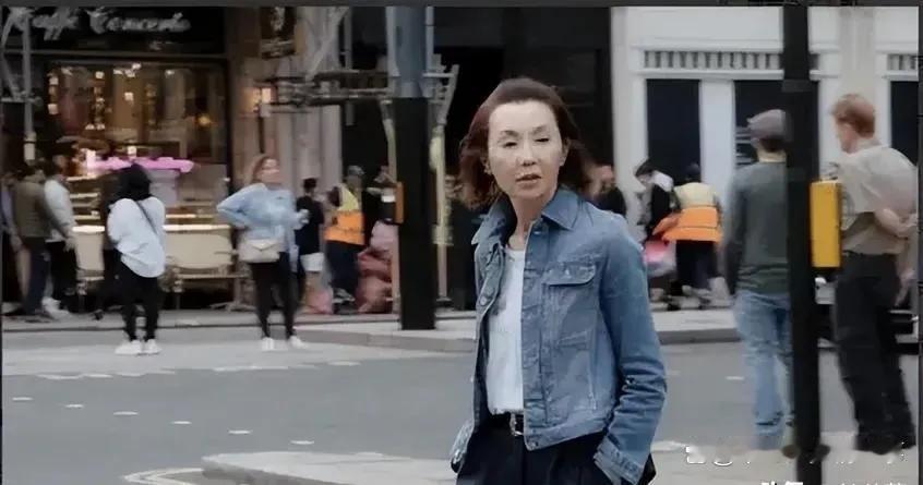 张曼玉一出现，就引来评论一片！
60岁了，优雅从容，气质满分。港台明星，近几年不