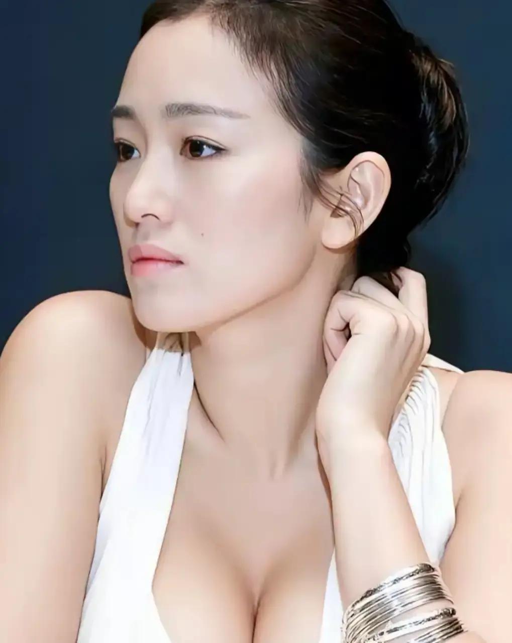 巩俐这辈子什么牌都打赢了，唯独没打赢过家里那副牌。

一九九二年，导演张艺谋筹拍