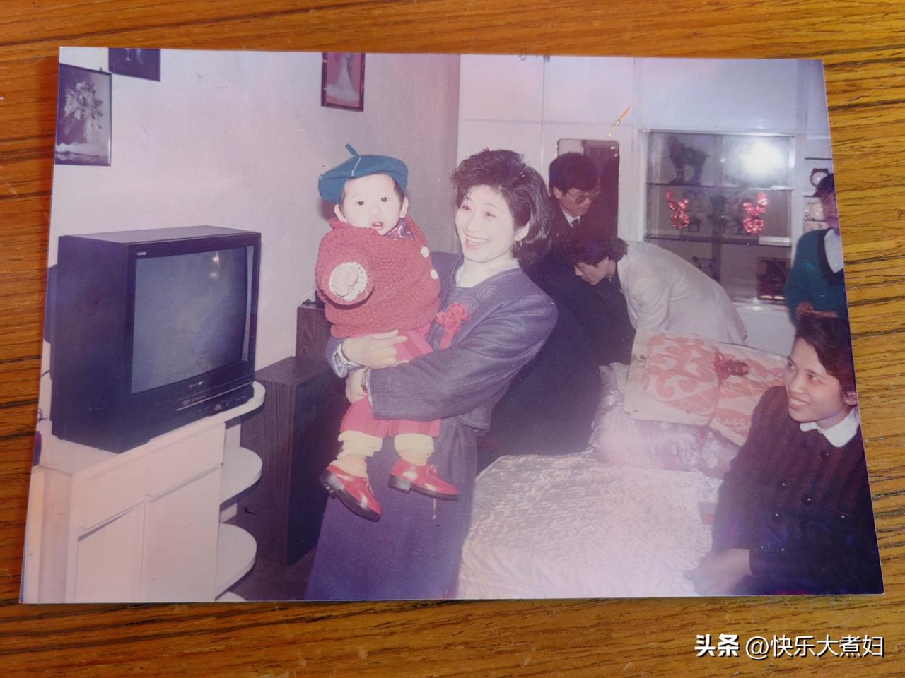 在这之前最先还买了一台是18寸熊猫电视机，我嫌不好看卖给了来店里的顾客
那时候物
