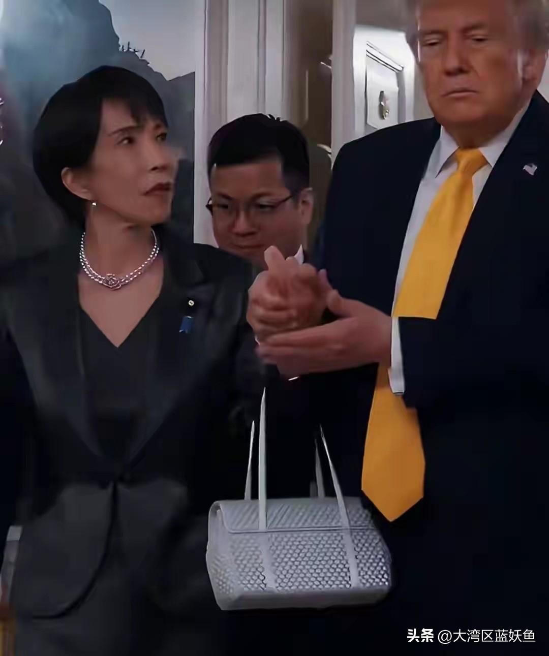 高市早苗访美的晚宴入场，又出了个让人议论的画面。
 
她挎着精致的包包，看得出来