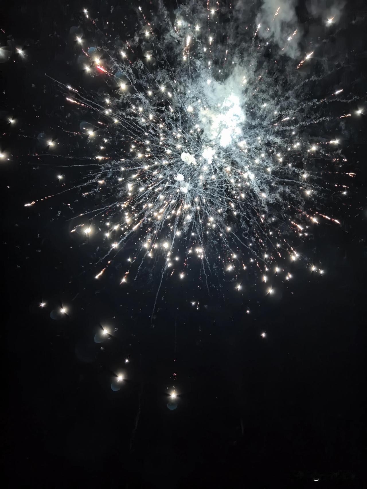 放完这箱烟花，准备回去上班了！