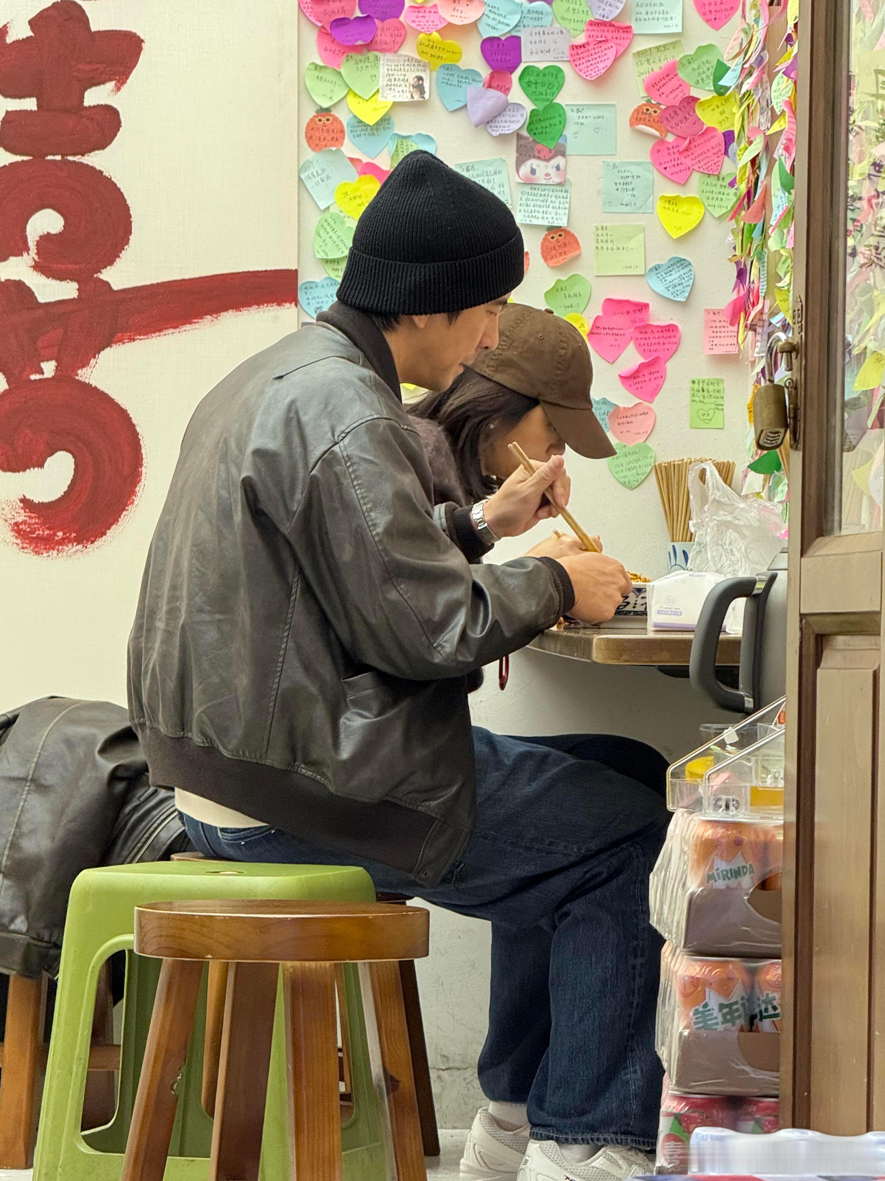 成都偶遇贾静雯修杰楷吃面成都面馆偶遇贾静雯修杰楷 成都偶遇贾静雯修杰楷吃面，夫妻