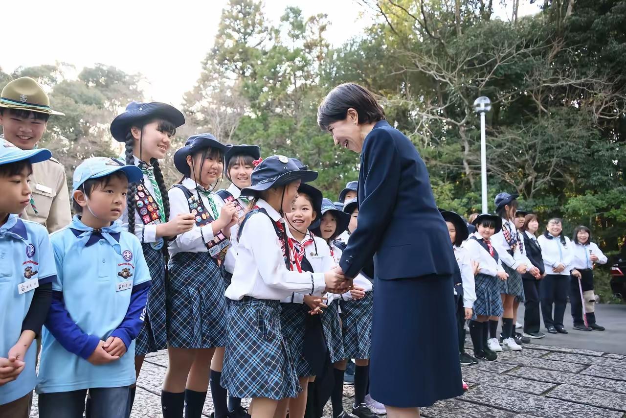 日本首相高市早苗手捧安倍晋三照片去参拜伊势神宫。
高市早苗一路面带笑容，看起来神