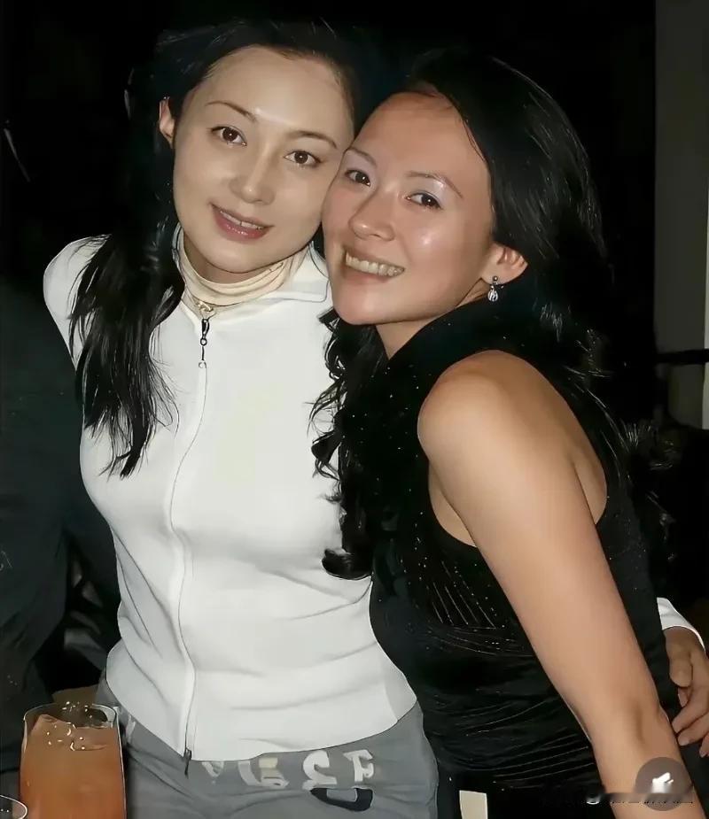 18年前，陈红与章子怡开心相聚的温馨画面，俩个都是美女，但个人更喜欢陈红，话说琼