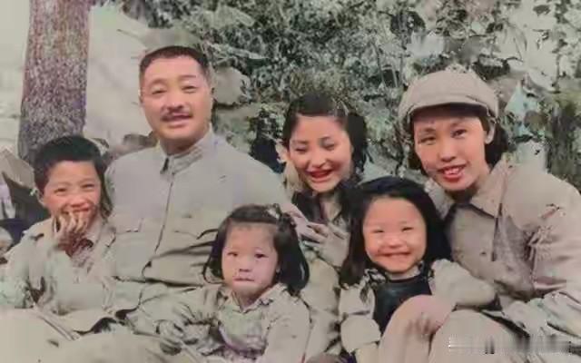 这是1951年贺龙元帅全家在重庆的珍贵合影，夫人薛明与子女贺鹏飞、贺捷生、贺晓明
