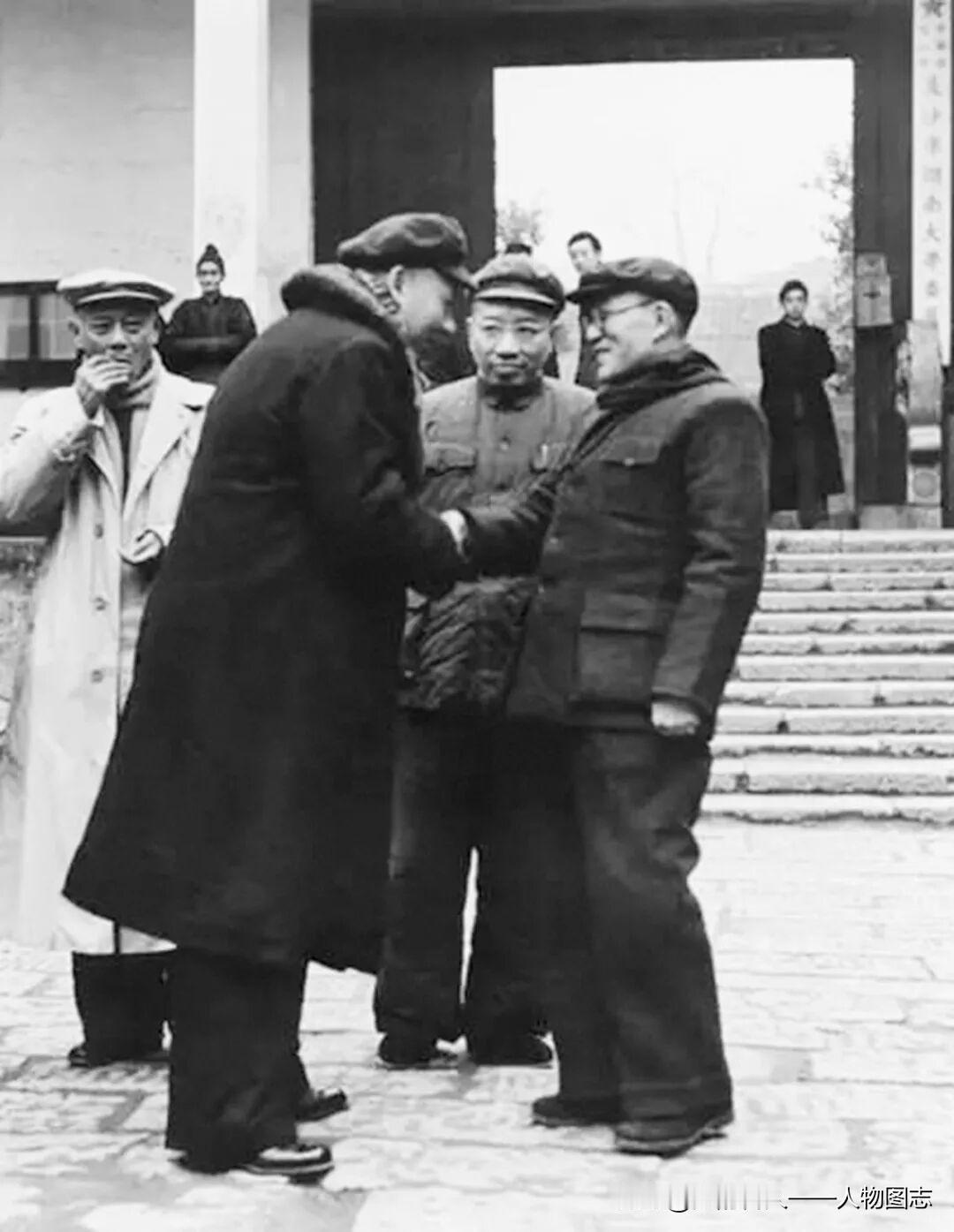 1952年1月，刘少奇（左）来湖南大学视察，与李达校长亲切握手时的合影