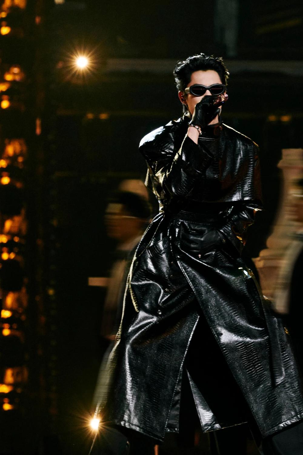 王鹤棣跨年舞台艳惊四座，巨星冉冉升起。可惜没有签约大公司，没钱营销