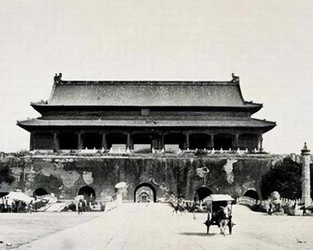 1969 年末中央打算拆掉天安门广场再重新建设，然而在施工的时候，工人们在旧天安