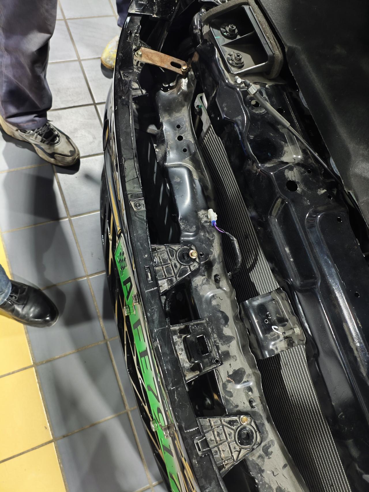 五菱星光的安全配置还是很高的，在高速上追尾了，撞坏了正前方环灯，前脸变形了，压力