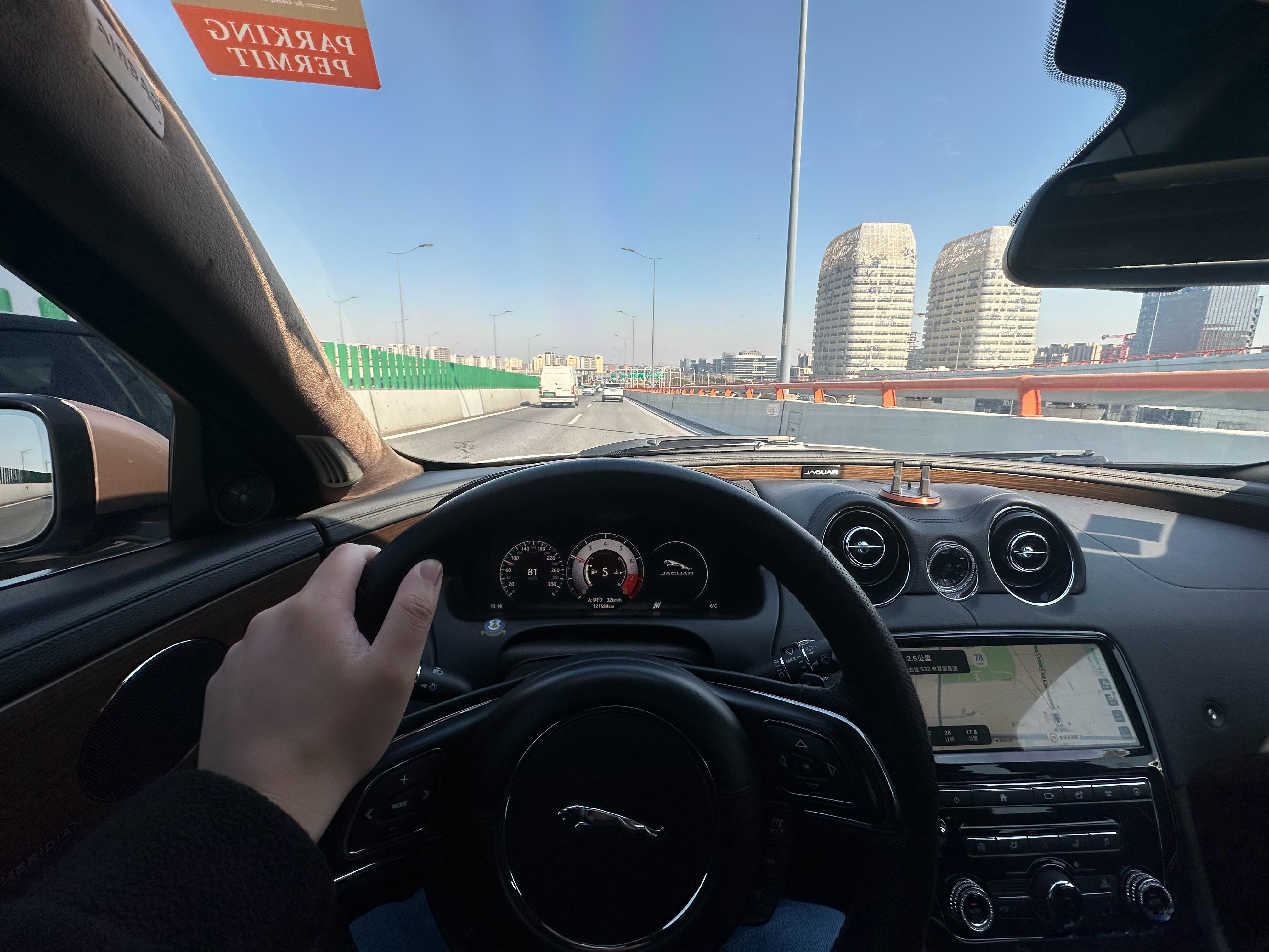 周末租开了一下6代总裁和XJ，之前一直觉得这两个车可能没什么好开的，懒得租，但值