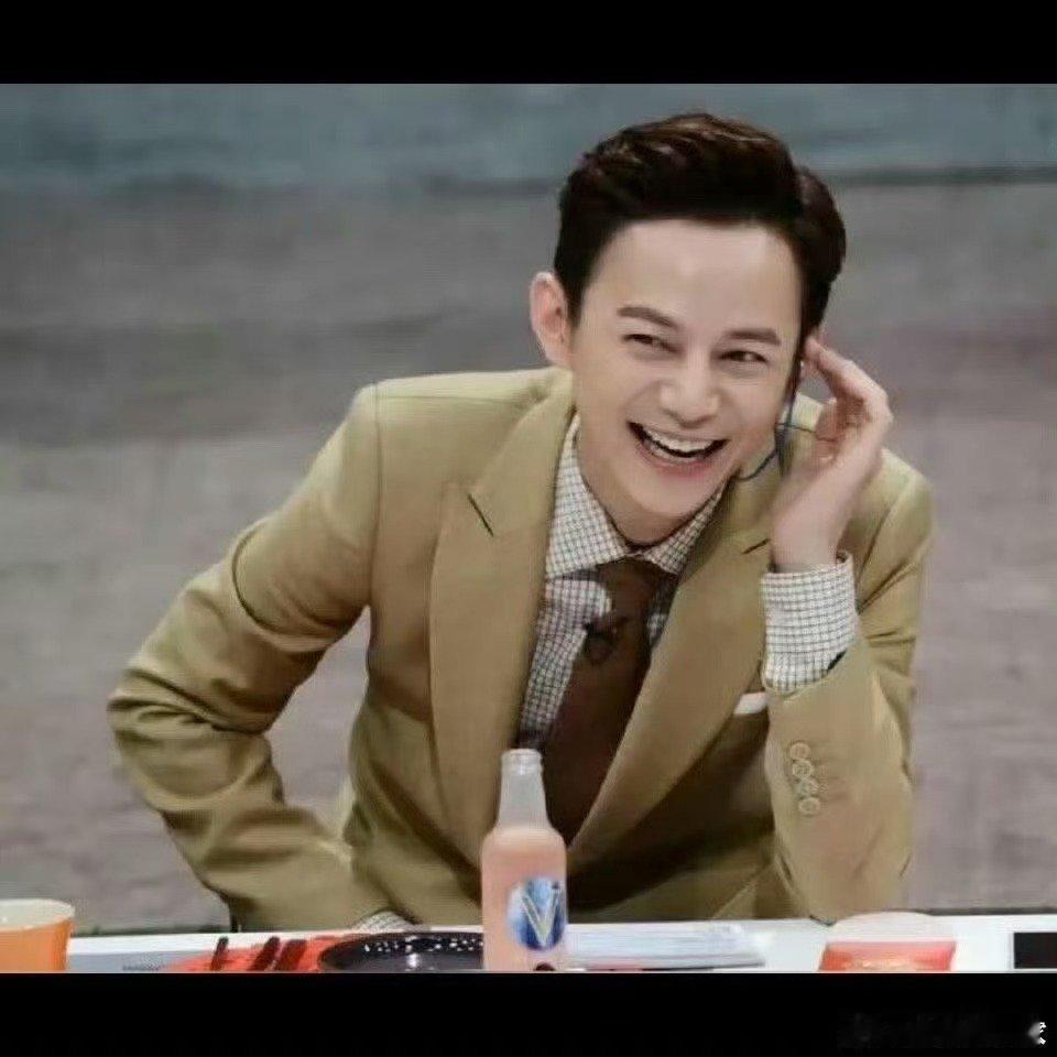 何老师主持完节目又苍老了几岁声鸣远扬声鸣远扬这档音综，分明是何炅变形计！魔童导师