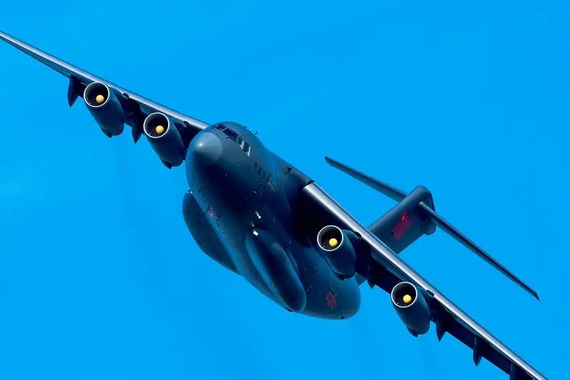 运 - 20的发展前景十分光明。它作为我国自主研发的大型运输机，意义非凡。
从军