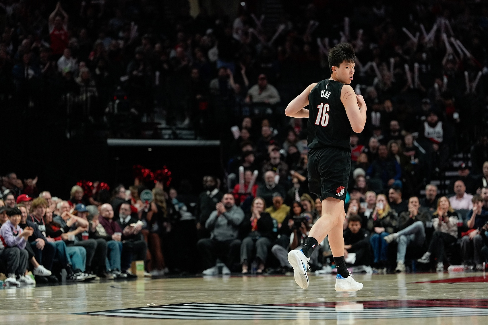 04月11日讯 NBA常规赛，开拓者116-97击败快船。杨瀚森最后时刻上场1分