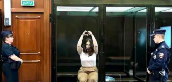 俄罗斯女记者向乌克兰汇款，被判叛国罪获刑12年，当场傻眼！7月29日，莫斯科市法